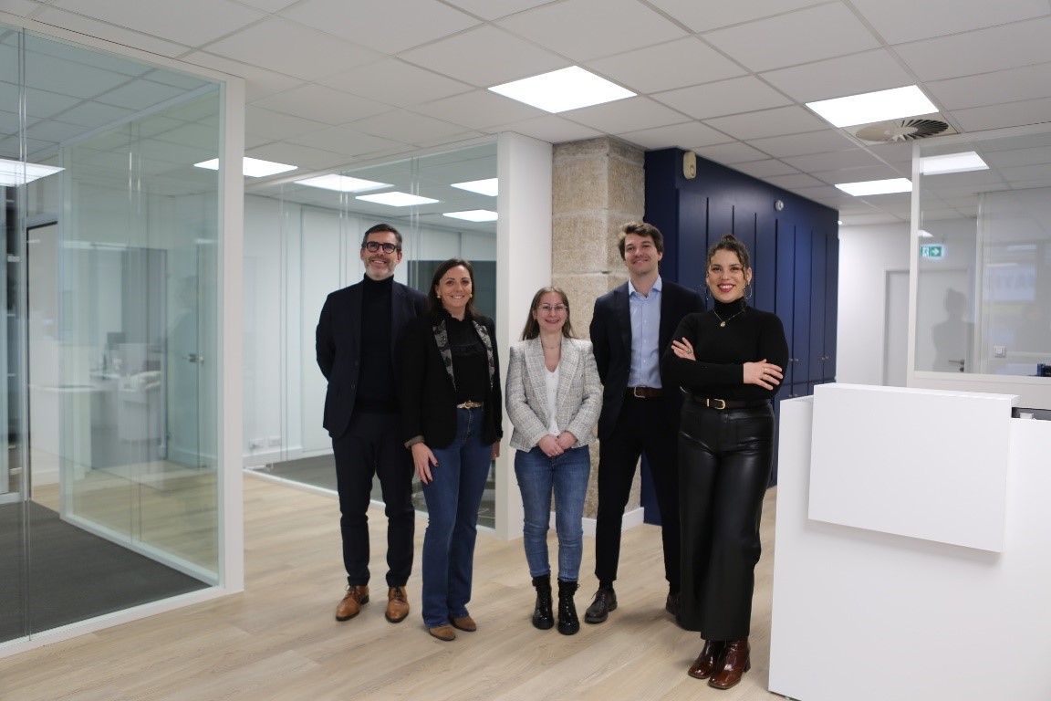 De gauche à droite : Laurent Couëron, Responsable d’agence ; Lucie Perrouin et Alicia Michon, Conseillères clientèle  location ; Marin Giboire, Négociateur transaction et Sarah Cheikhaoui, Conseillère clientèle location.