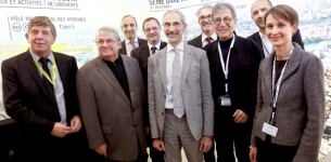 De gauche à droite : Monsieur Leprêtre, maire-adjoint de Vitry-sur-Seine, Monsieur Audoubert, maire de Vitry-sur-Seine,Monsieur Plaza, directeur général d’Eiffage Immobilier,Monsieur Bertojo, président de Spirit,Monsieur Touchefeu, directeur général de l’Établissement public d’aménagement Orly Rungis – Seine Amont,Monsieur Courné, président d’Alsei, Monsieur Brémond, président de Brémond, Monsieur Poidevin, directeur général de Nexity, Madame Grandjean, présidente du directoire de Sogaris.