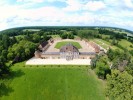 château proche de Nevers est doté d’une cour d’honneur majestueuse, de nombreuses dépendances et est bâti sur 17,5 hectares boisés au calme. 2 350 000 €