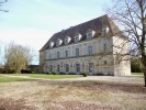 Véritable joyau de la Renaissance, ce château classé et niché au cœur de la Bourgogne, avec sa superbe tour ronde, offre 1 500 m² habitables sur un terrain de 3,5 hectares. 1 280 000 €