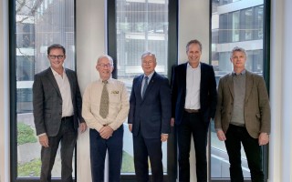 Jan-Hendrik Goldbeck (associé gérant de Goldbeck), Svend Møller Hansen (ancien copropriétaire et fondateur de DS Gruppen), Ortwin Goldbeck (fondateur de Goldbeck), Jörg-Uwe Goldbeck (associé gérant de Goldbeck) et Mads Møller Hansen (ancien copropriétaire et PDG de DS Gruppen)