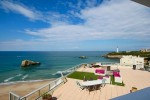 Biarritz – Appartement duplex de 110 m² avec une terrasse de 240 m² avec une vue exceptionnelle sur la mer et sur la ville. Prix : 1 960 000 €