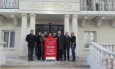 Nicolas Kauffer, directeur de  la RESIDENCE SERVICES VILLA MEDICIS de Puteaux , entouré de son équipe et de l’architecte Xavier Bohl